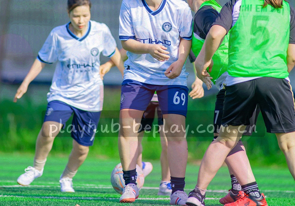暖色提示条与深色面板组合的抽象公告图形